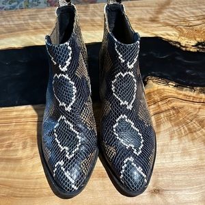 Crown Vintage Tolana Chelsea boots.  Sz 7